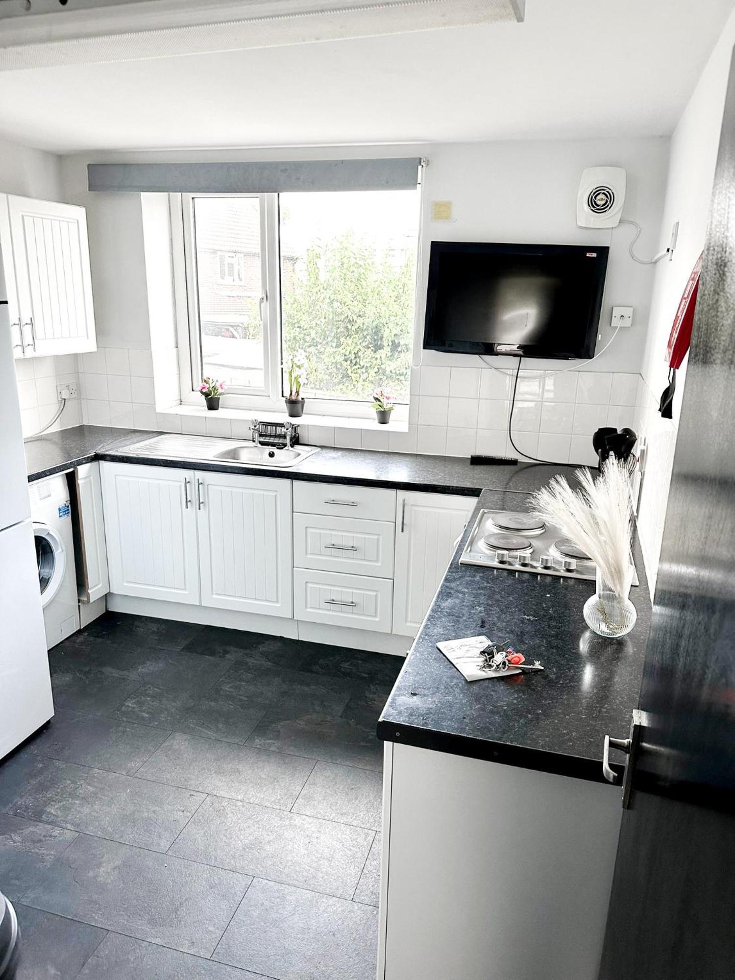 Lovely, Cosy & Central 3 Bed House Near Station Джиллингем Экстерьер фото